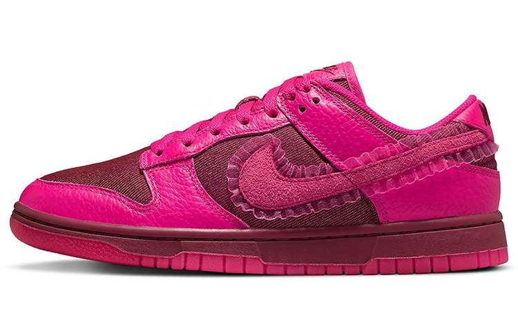 Nike Dunk Low "Valentine's Day"